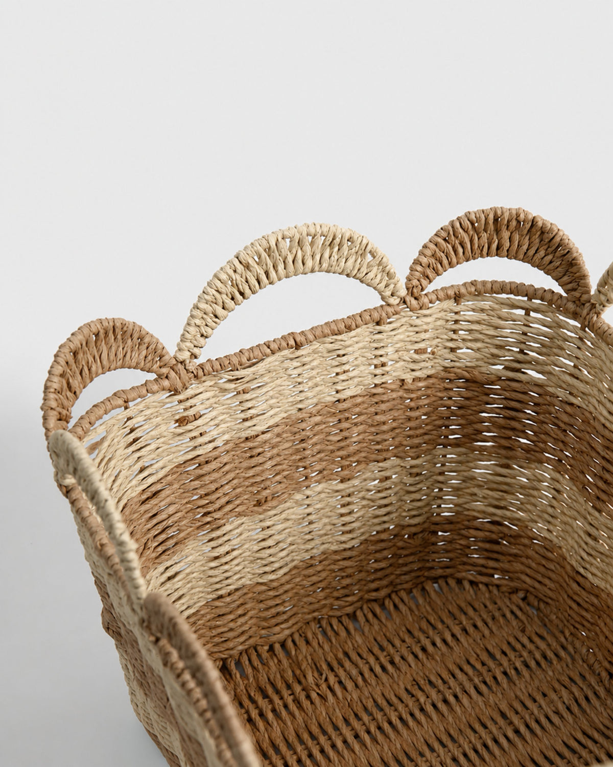 Close-up of Asta paper rope basket weave and natural scalloped loop rim