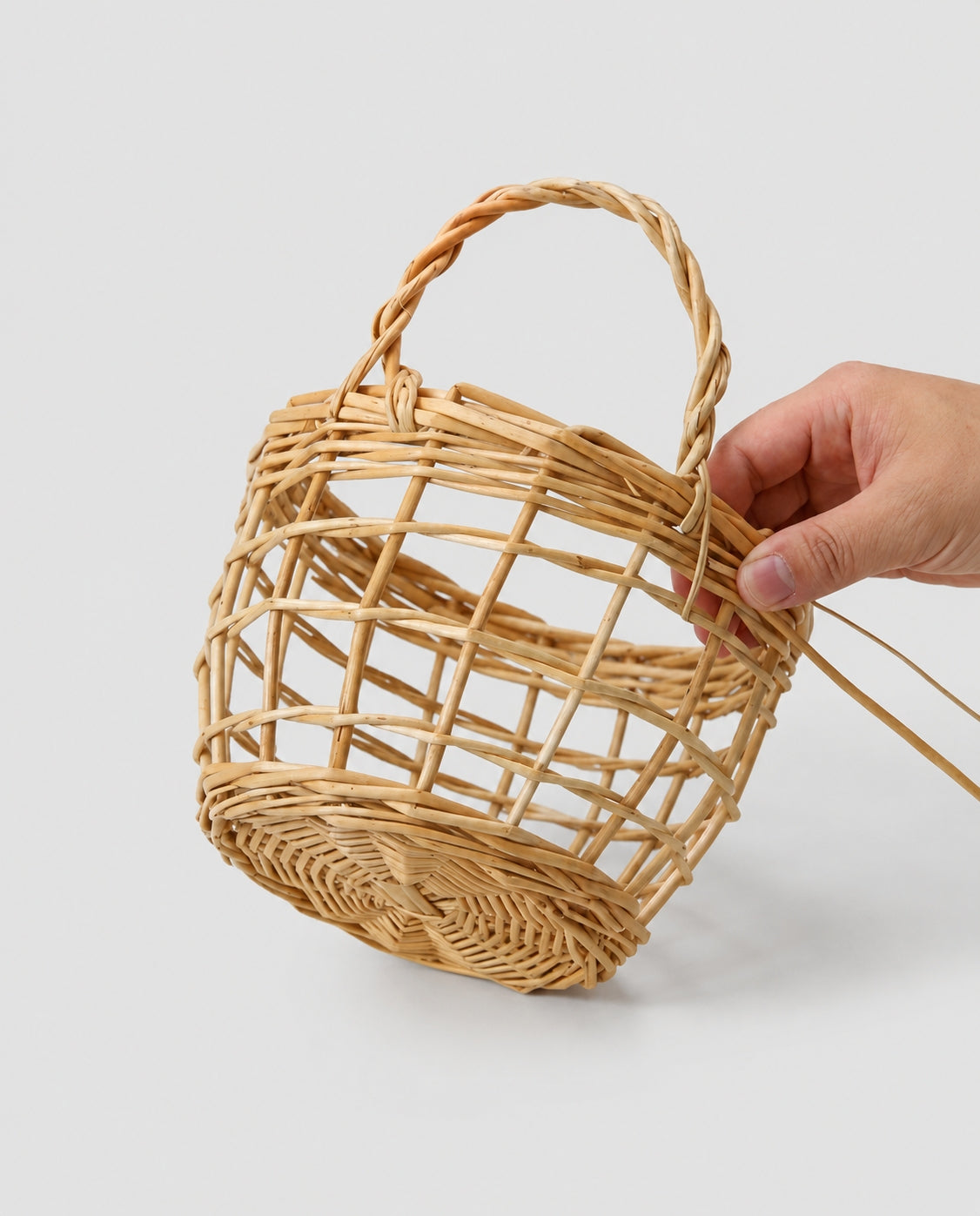 Kitchen organizer basket with convenient handle design